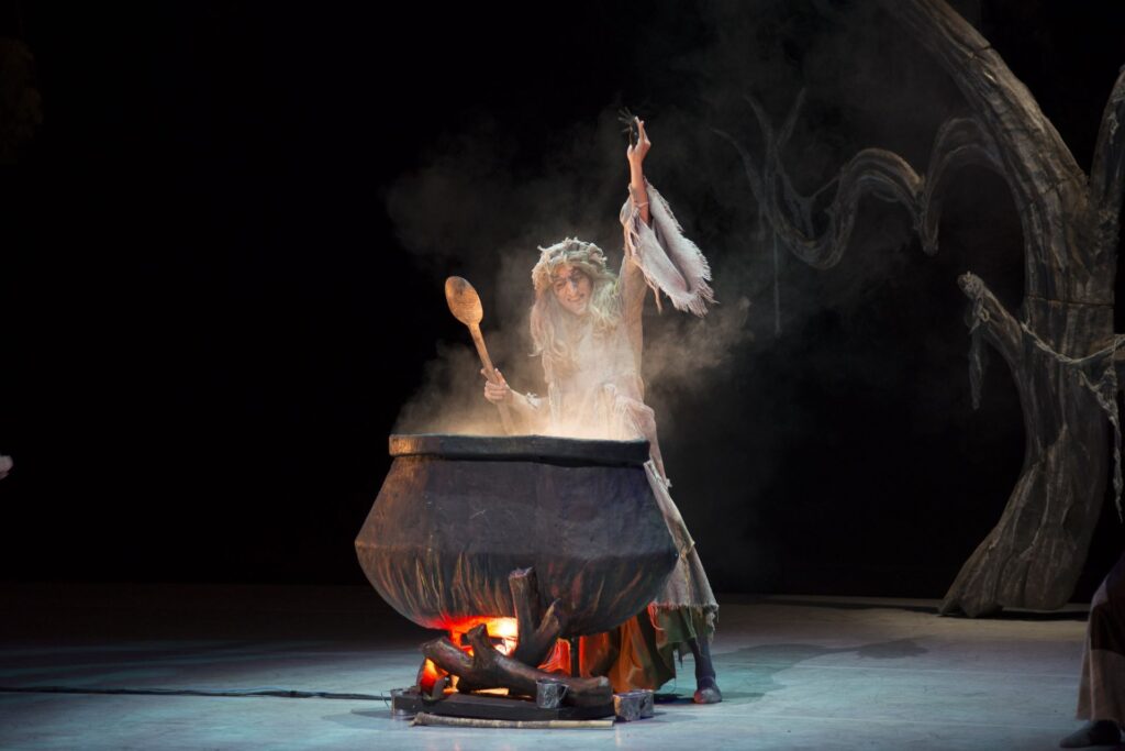 El montaje presenta la historia de James y la sílfide con coreografía basada en la versión original de August Bournonville y música de Hermann von Løvenskjold.