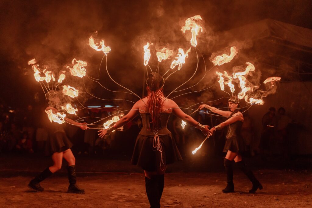 Las justas a caballo y los intensos combates vikingos serán parte de los espectáculos principales que podrás presenciar en esta edición del Festival Medieval. 