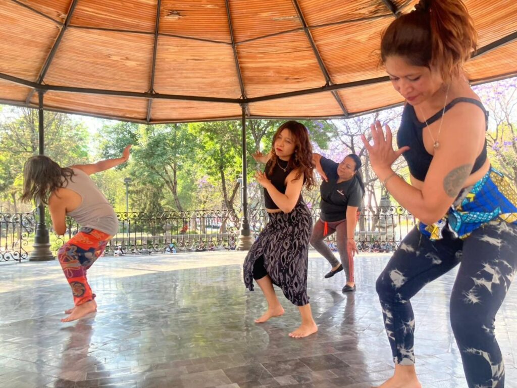 Las sesiones de afrodanza incluyen movimientos rítmicos inspirados en tradiciones africanas.