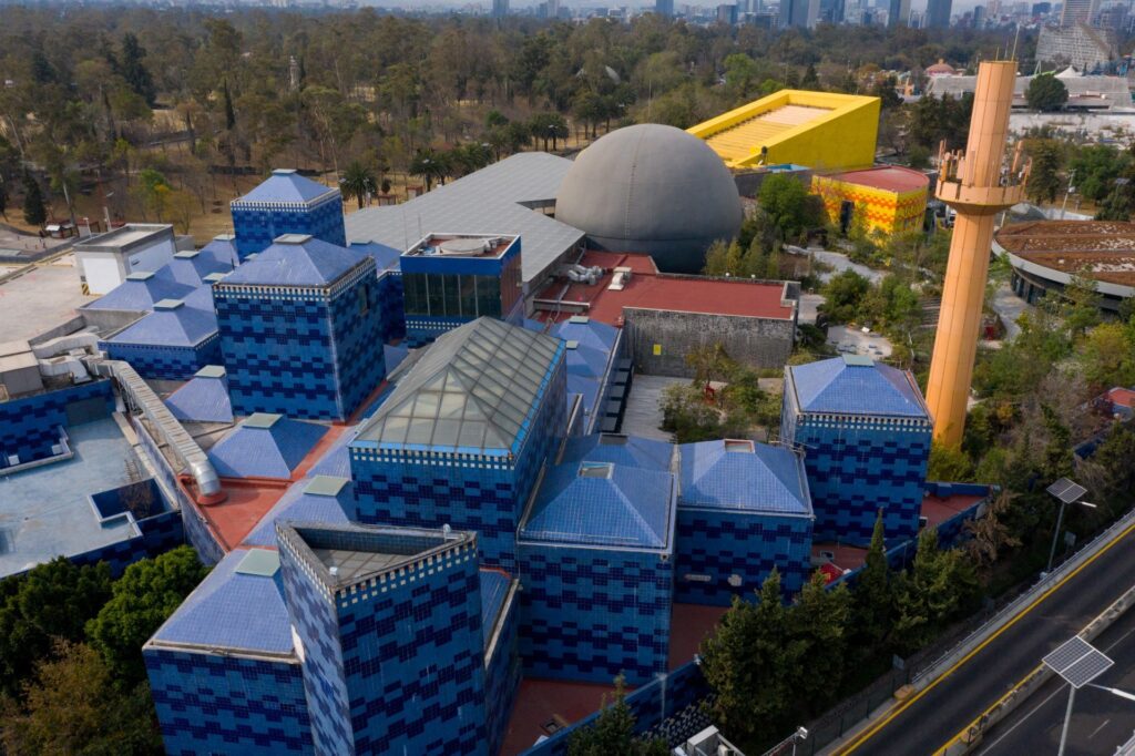 El Papalote Museo del Niño, diseñado por el arquitecto Ricardo Legorreta, destaca por su uso de geometrías y azulejos tradicionales. Como parte de Open House CDMX 2026, el recinto abre sus puertas para mostrar cómo su arquitectura lúdica.