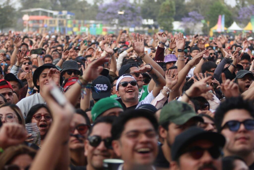 El festival Vive Latino 2026 reúne a miles de fans en el Estadio GNP Seguros para celebrar la diversidad del rock iberoamericano.