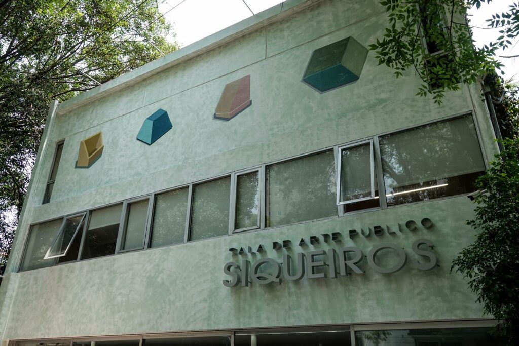 Ubicada en el corazón de Polanco, la Sala de Arte Público Siqueiros fue la casa y taller del muralista David Alfaro Siqueiros.