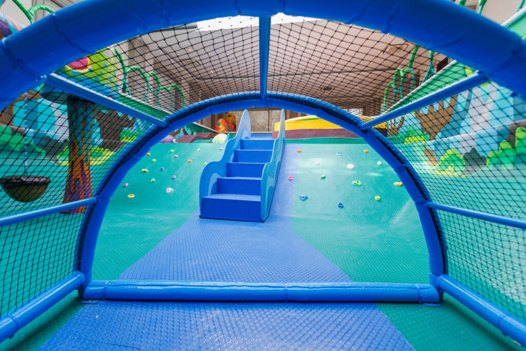 ¡A saltar! Pequeños disfrutan de los colores y retos en la Alberca Encantada.