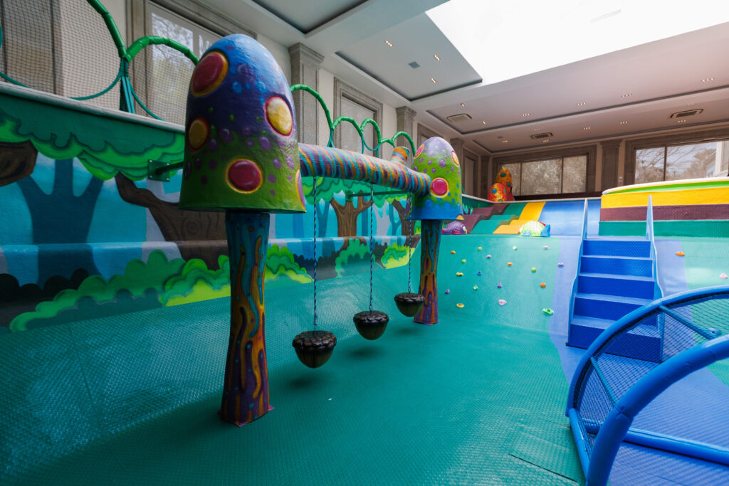 Los "Hongos del Eco" se convierten en estaciones de juego y equilibrio para las infancias. 