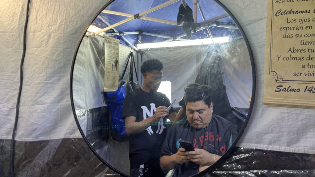 Barberías callejeras en CDMX
