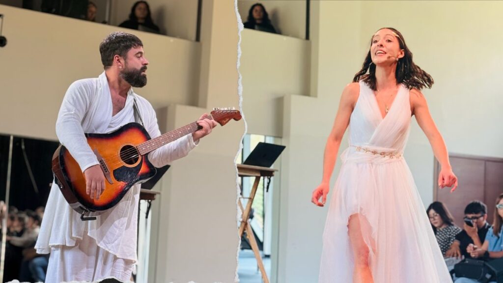 María Kemp y Aldo Guerra vestidos de blanco en la obra Eurídice según Eurídice en Coyoacán