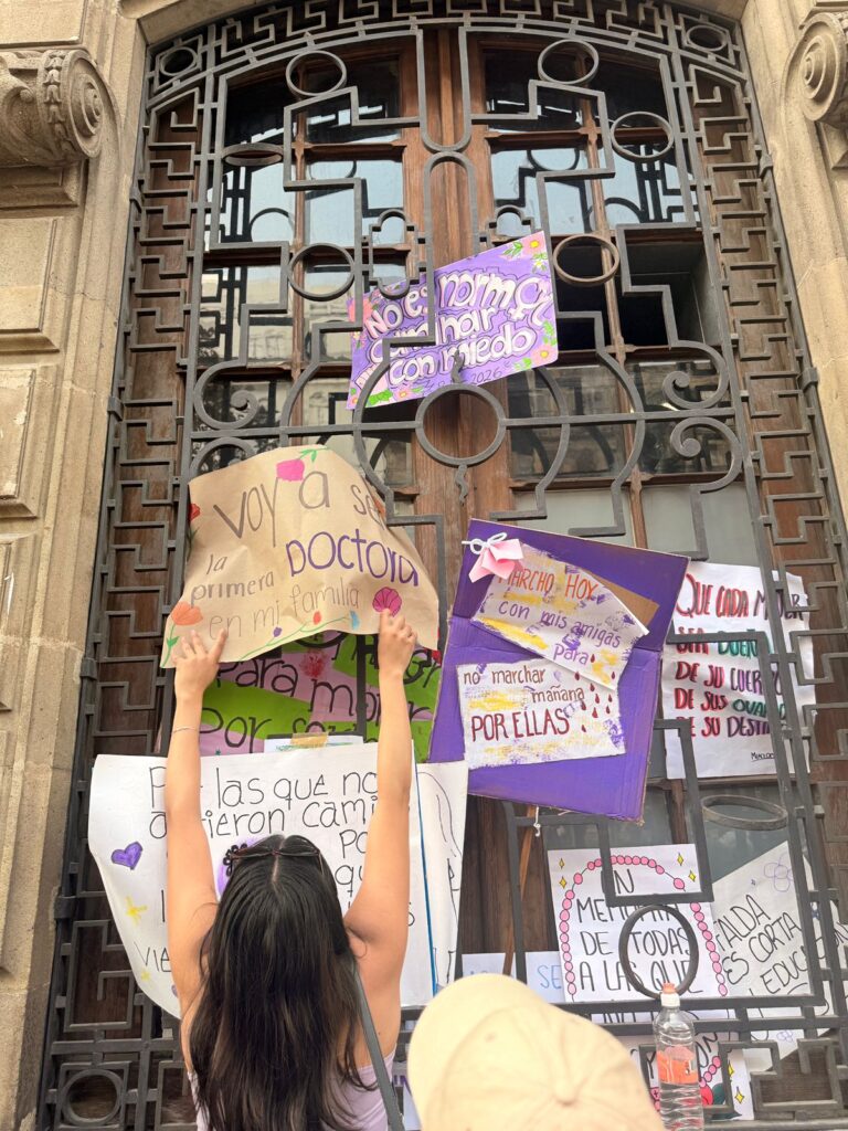 Las pancartas se han convertido en parte importante del movimiento.