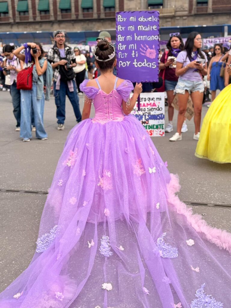 La plancha del Zócalo recibió a las primeras manifestantes desde las 13:30 horas.