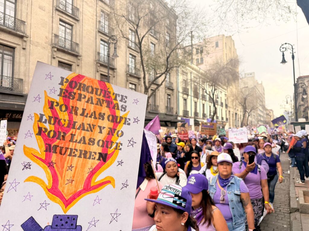 Consignas contra la violencia económica y vicaria resonaron durante todo el trayecto.