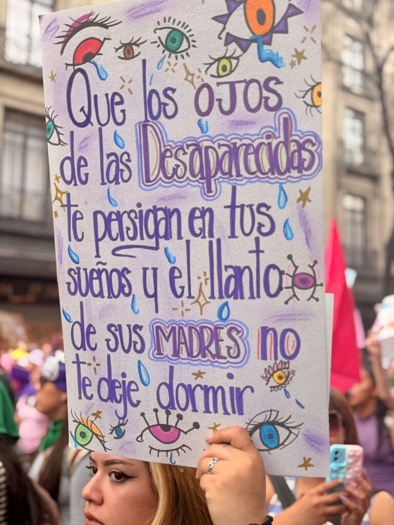 Bengalas de humo morado pintaron el cielo durante la marcha del 8M.