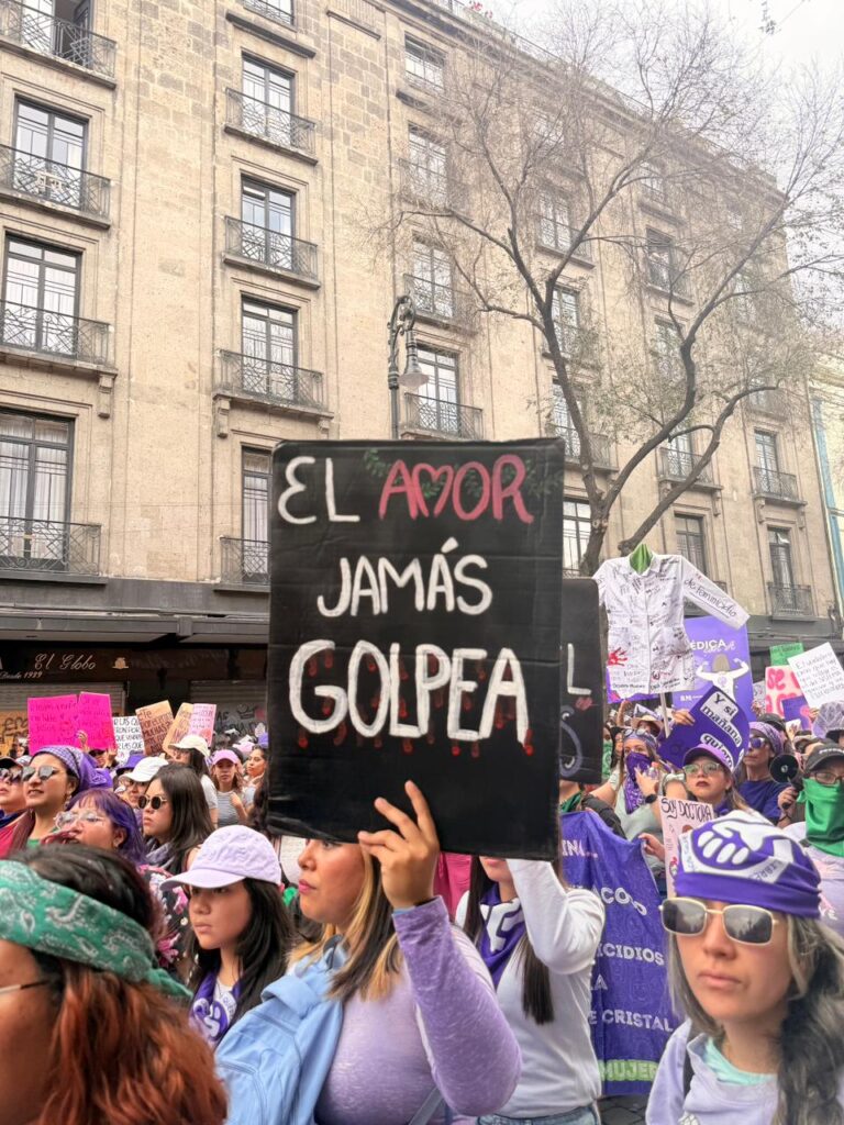 Contingentes avanzaron hacia el Zócalo capitalino para exigir justicia y seguridad.