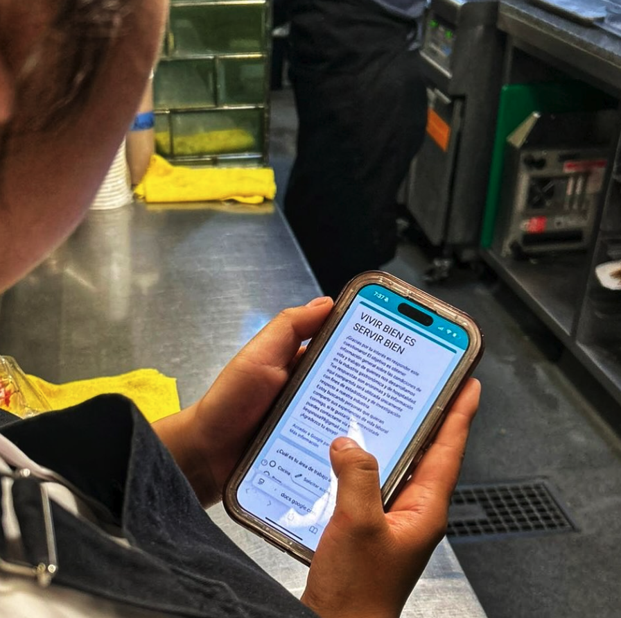 Con el lanzamiento de su programa piloto en 10 centros de consumo de la CDMX, Brindemos Bienestar introduce una "caja segura" digital. Esta herramienta permite a los colaboradores reportar incidentes de acoso o mala praxis de forma anónima, transformando la "industria más social del mundo" en un espacio de trabajo digno y seguro.