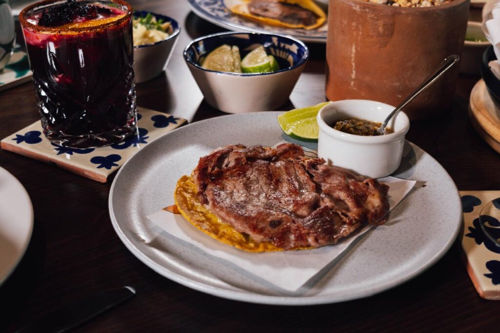 Aprovecha la promoción de 2x1 en todos los tacos este 31 de marzo, desde la clásica gaonera de rib-eye hasta opciones sofisticadas como el taco de escamoles o de lengua con salsa de molcajete.