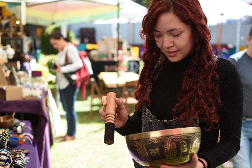 mujer tocando un cuenco en el festival de bienestar en CDMX