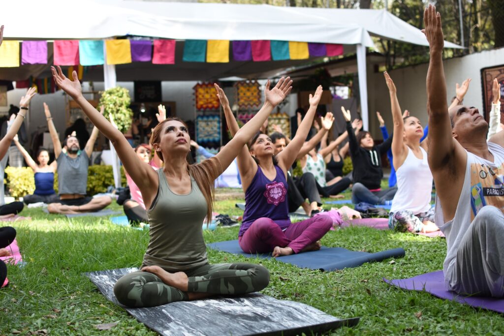 mujeres tomando una clase de yoga al aire libre