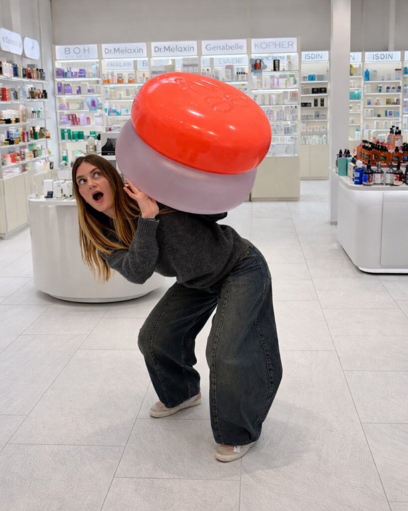 mujer cargando un productos de skincare gigante