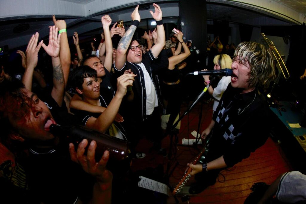 Jóvenes en un concierto en Gato Calavera.