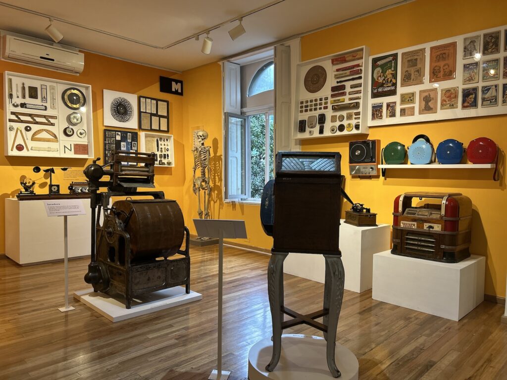 Sala de exhibición del Museo del Objeto en CDMX.