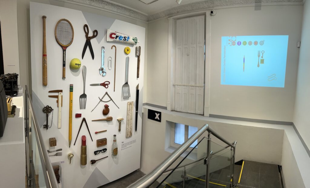 Objetos gigantes colocados en una pared doble en la expo del MODO en CDMX.