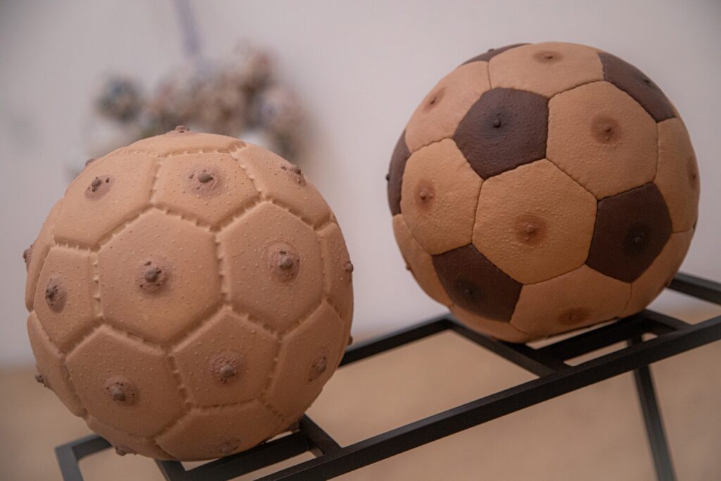 Pelota de tetillas masculinas (2022) de Nicola Costantino en la expo del Mundial 2026.