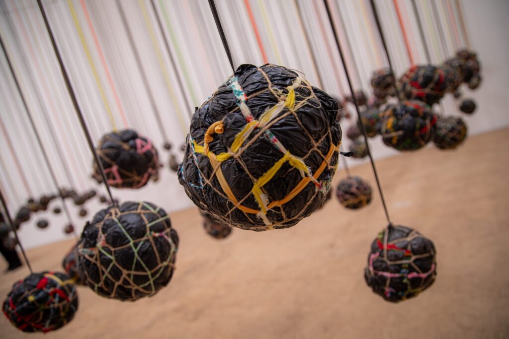 Suspenden Play Time (2008-2026) de Wangechi Mutu, obra de la expo del Museo Jumex.