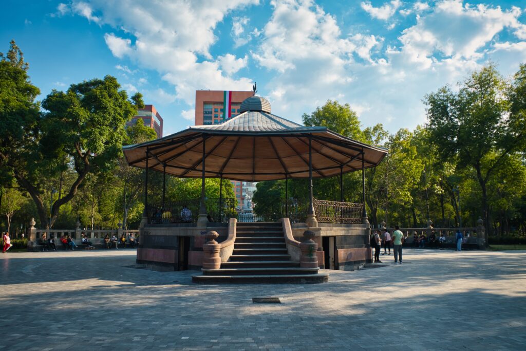 El Kiosko de la Alameda Central es el punto de reunión.