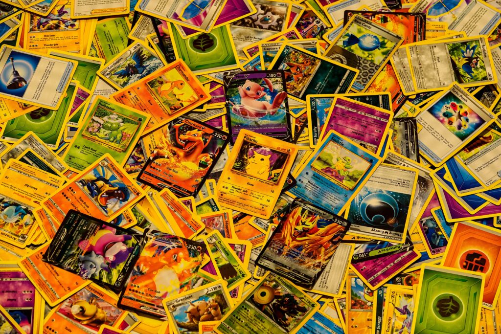 El intercambio de cartas es uno de los pilares del Bazar de Pokémon, donde se reúnen piezas de distintas expansiones y rarezas para que los coleccionistas completen sus sets en la terraza del MUJAM.