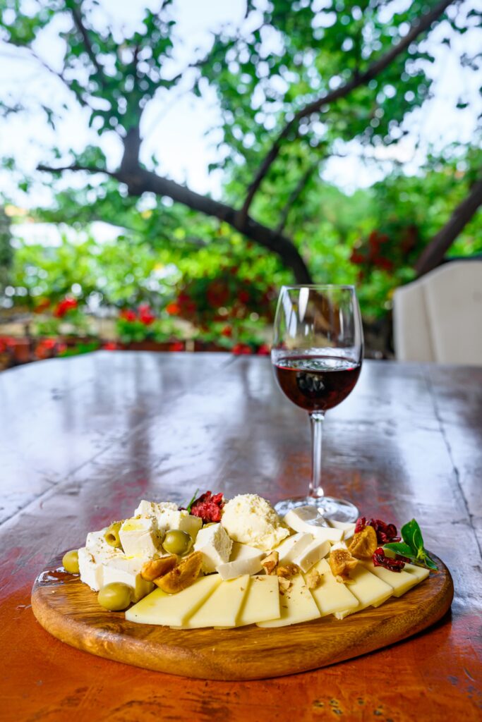 El arte del maridaje busca el equilibrio: un vino tinto con cuerpo realza los quesos curados y de sabor intenso, mientras que los blancos jóvenes y afrutados acompañan mejor a los quesos frescos y suaves.