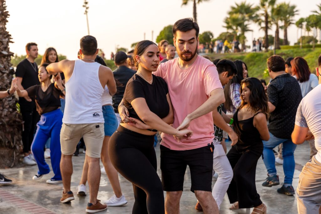 La salsa cubana se baila en estilo circular, con giros y desplazamientos en pareja que siguen el ritmo de la música caribeña.