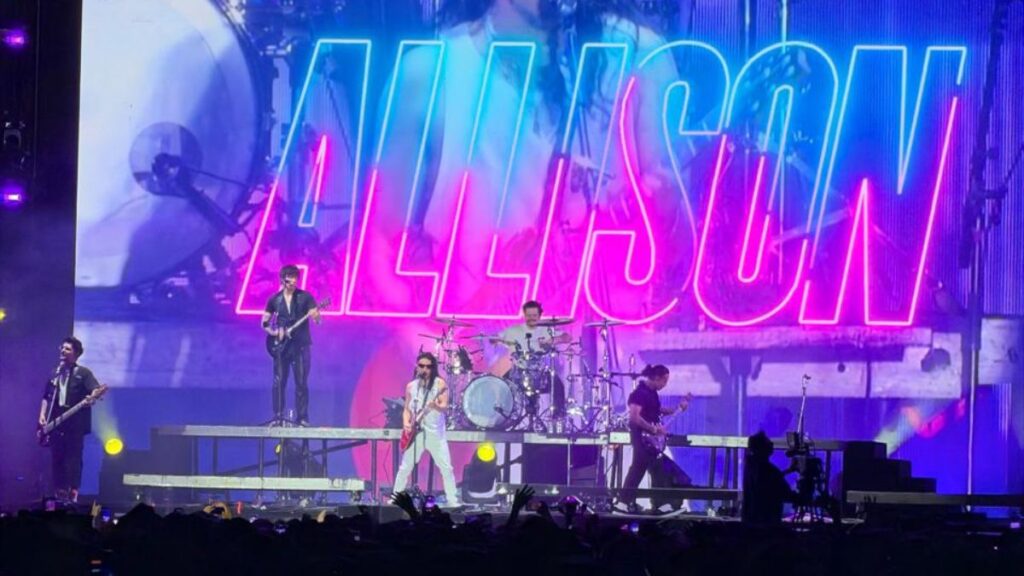 Allison durante su presentación.