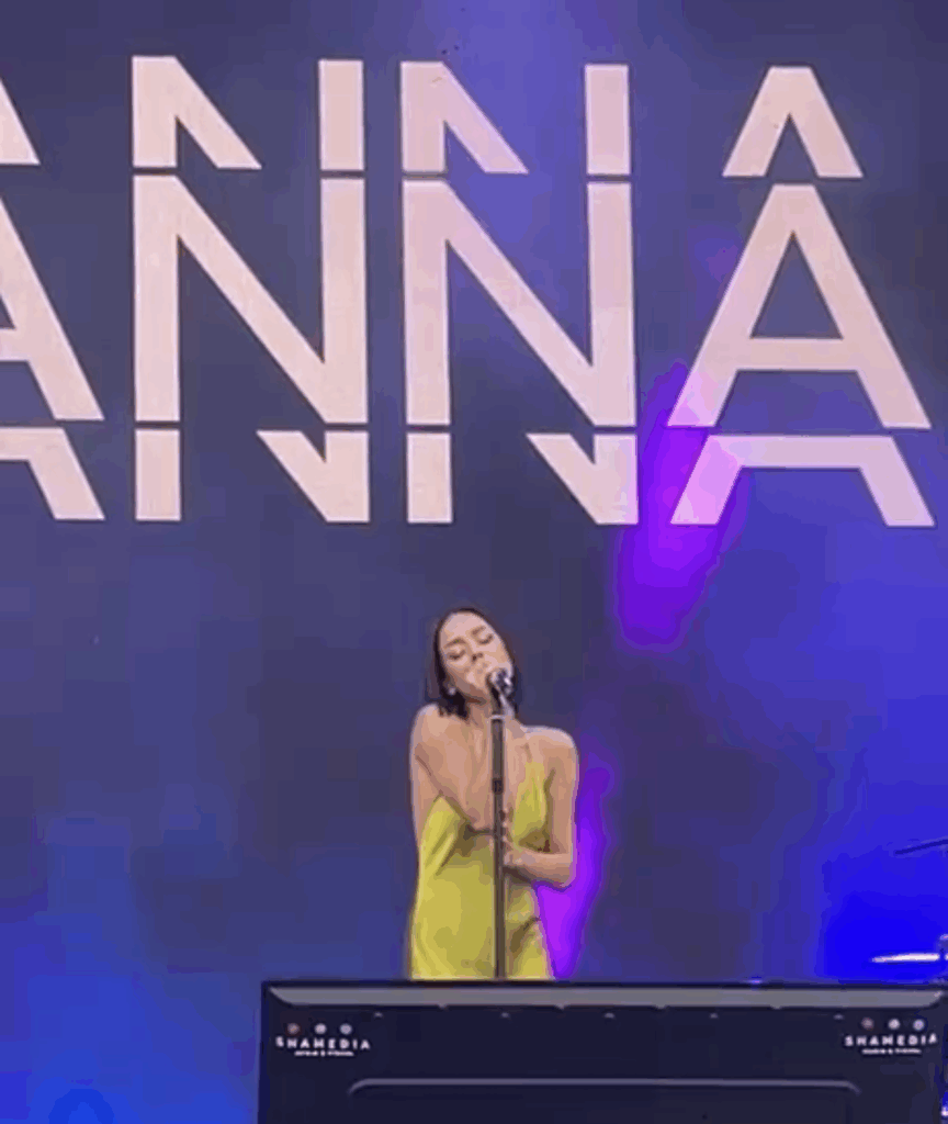 Danna hizo un cover de "La gata bajo la lluvia".