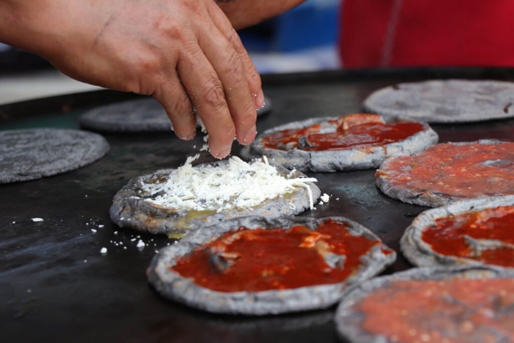 La oferta cultural del festival integra la gastronomía típica como el complemento esencial de la identidad mezcalera en México.