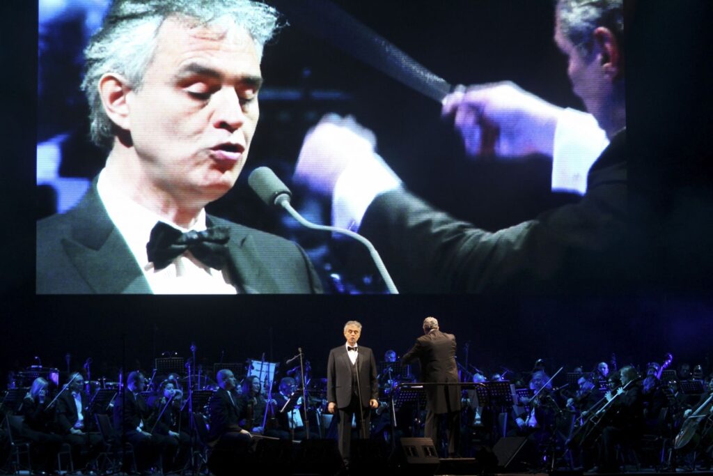 Concierto de Andrea Bocelli y Los Ángeles Azules en el Zócalo de CDMX