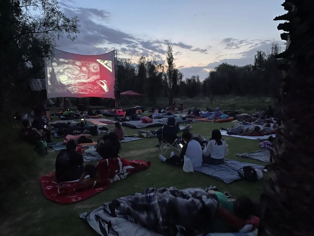 El próximo 30 de mayo, la neblina de Xochimilco y cientos de ojos de plástico serán los testigos de una velada donde el cine de horror se apoderará de las chinampas.