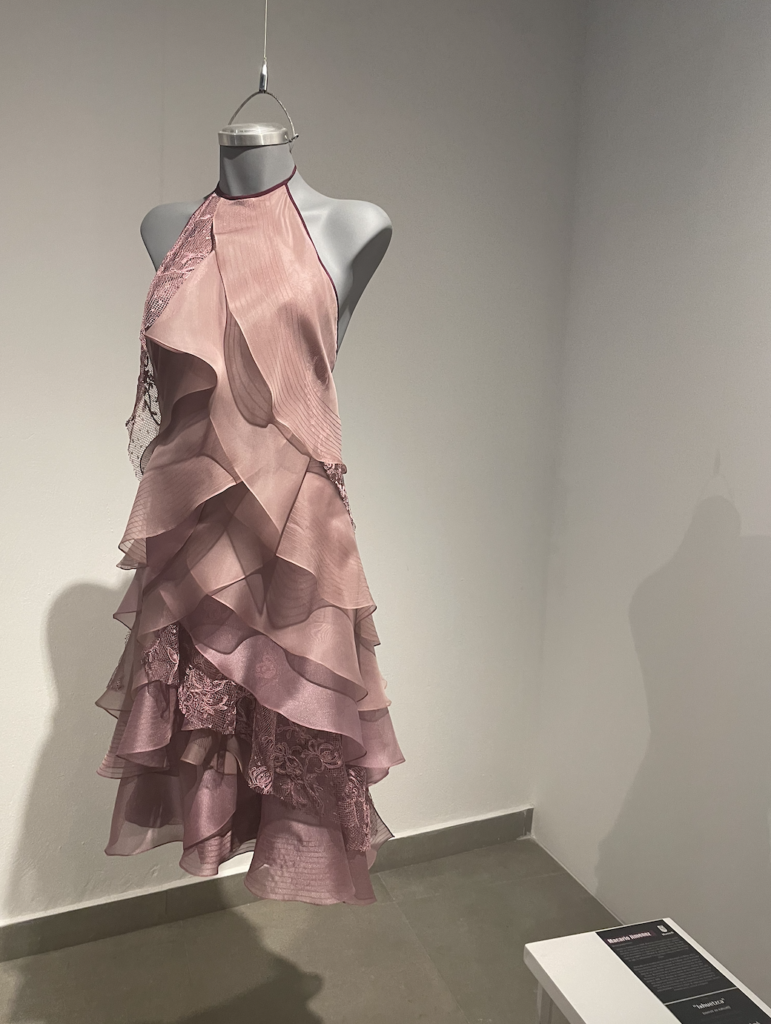 En la expo encontrarás un vestido inspirado en ajolotes.