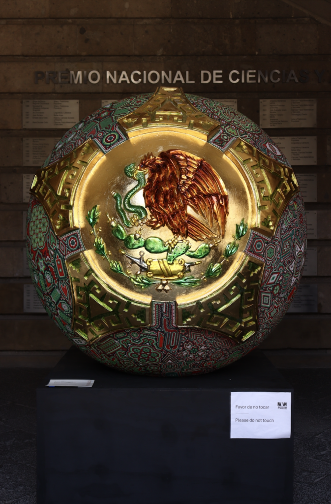 Piezas monumentales de arte wixárika celebran la cultura del futbol en el corazón del Centro Histórico.