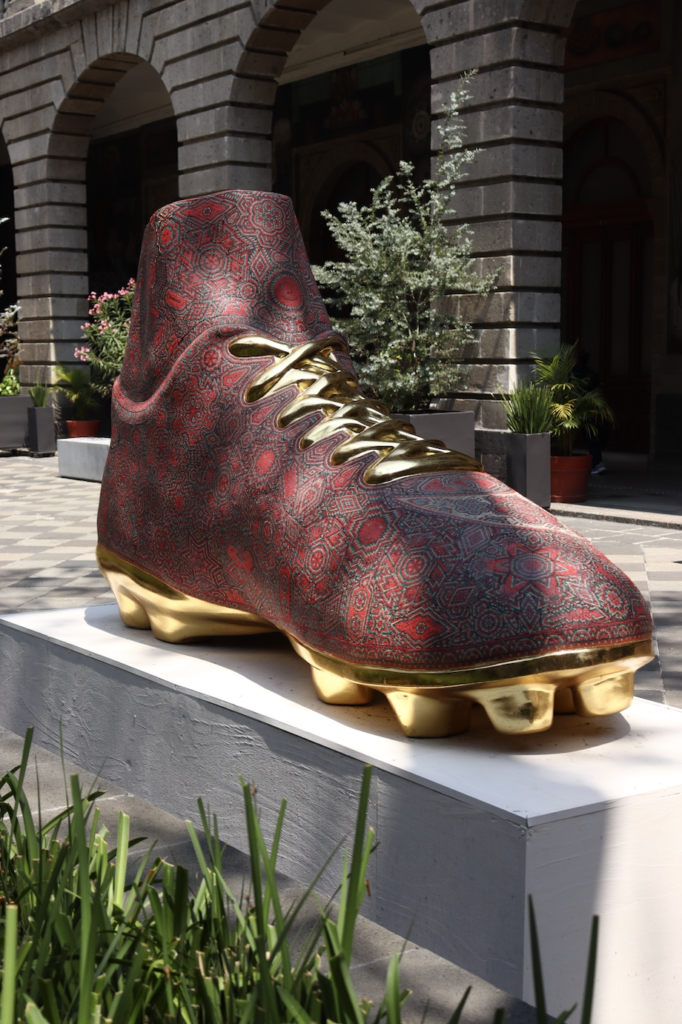 Mundial 2026: El Botín Messi destaca en los patios del recinto por su impresionante decorado con millones de chaquiras.