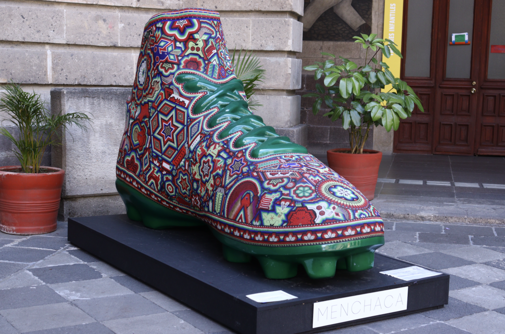 La exhibición gratuita sobre el Mundial 2026 de César Menchaca invita al público a recorrer los patios históricos del edificio de la SEP.