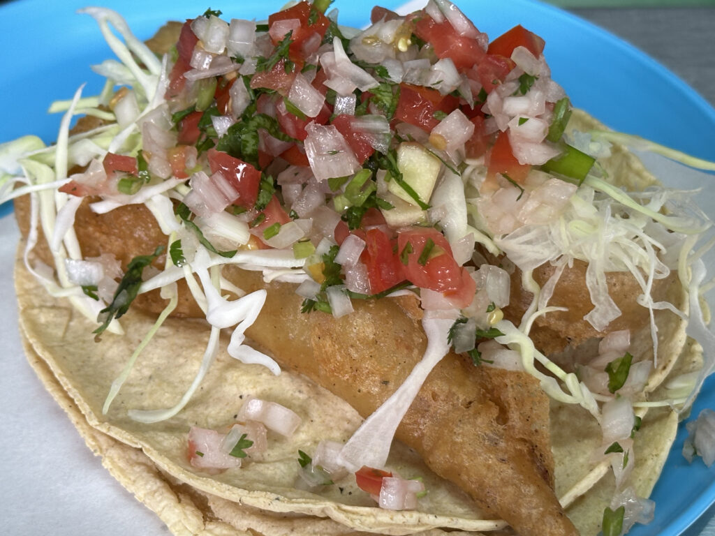 Tacos estilo Ensenada. Taco capeado de camarón o pescado. 