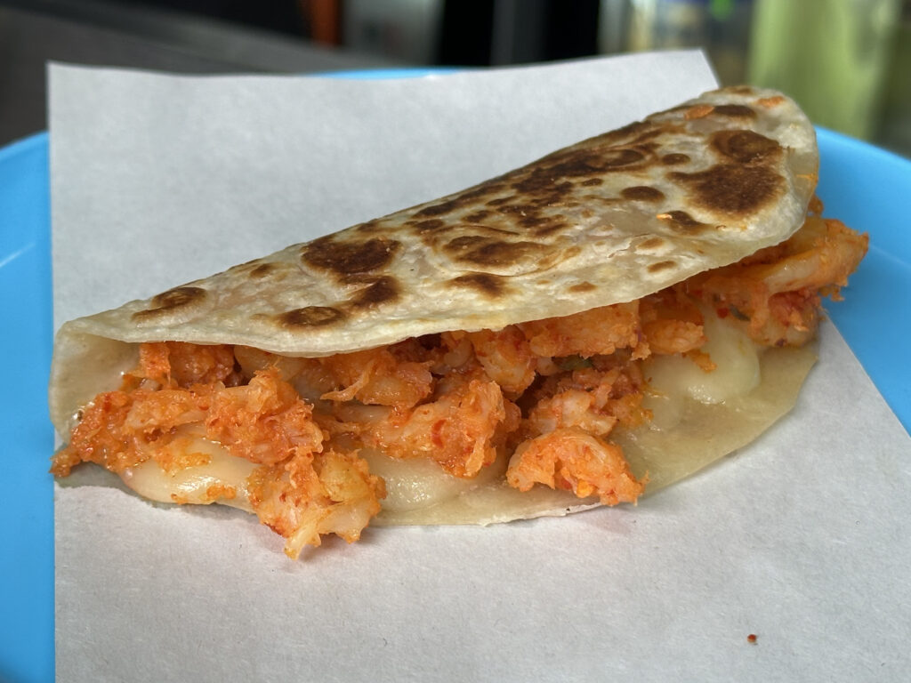 Taco de camarón enchilado de Don Sireno.