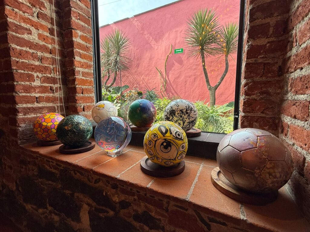 a-lot-of-balls-es-una-expo-con-100-balones-que-mezcla-futbol-y-arte