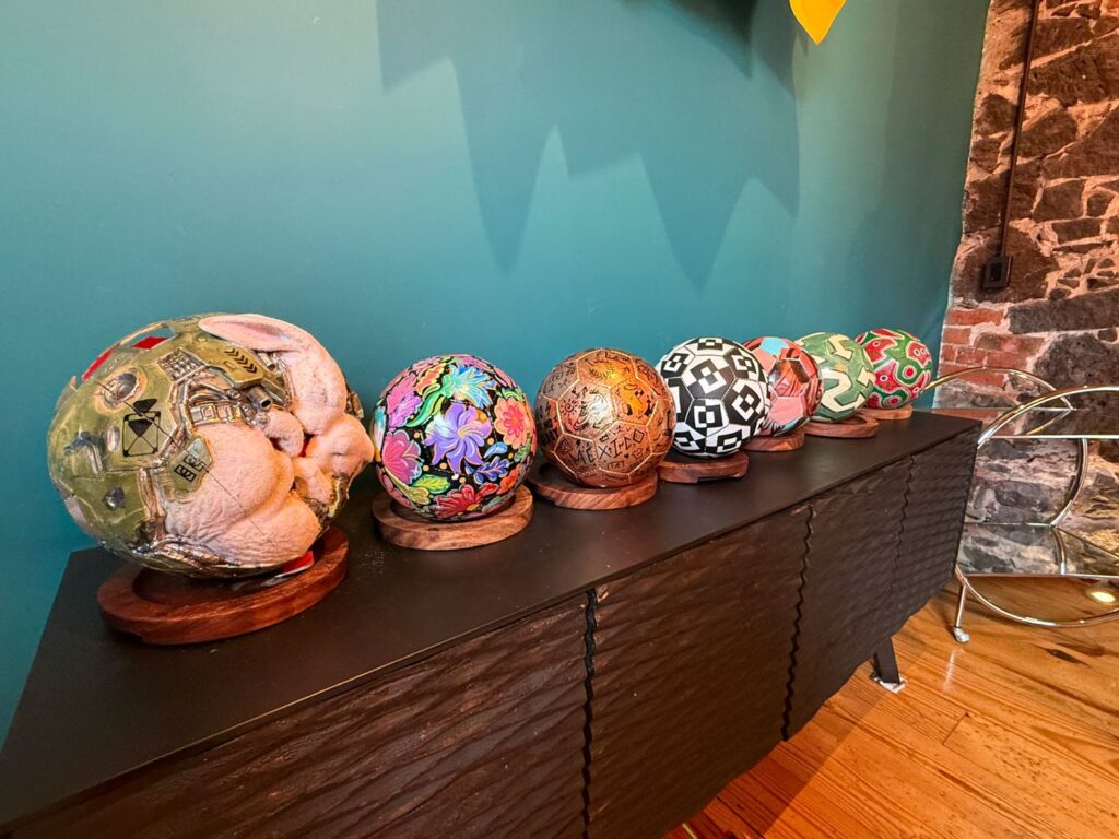 a-lot-of-balls-es-una-expo-con-100-balones-que-mezcla-futbol-y-arte