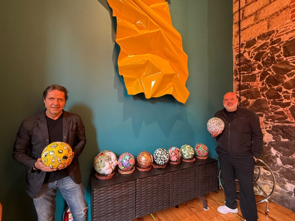 a-lot-of-balls-es-una-expo-con-100-balones-que-mezcla-futbol-y-arte