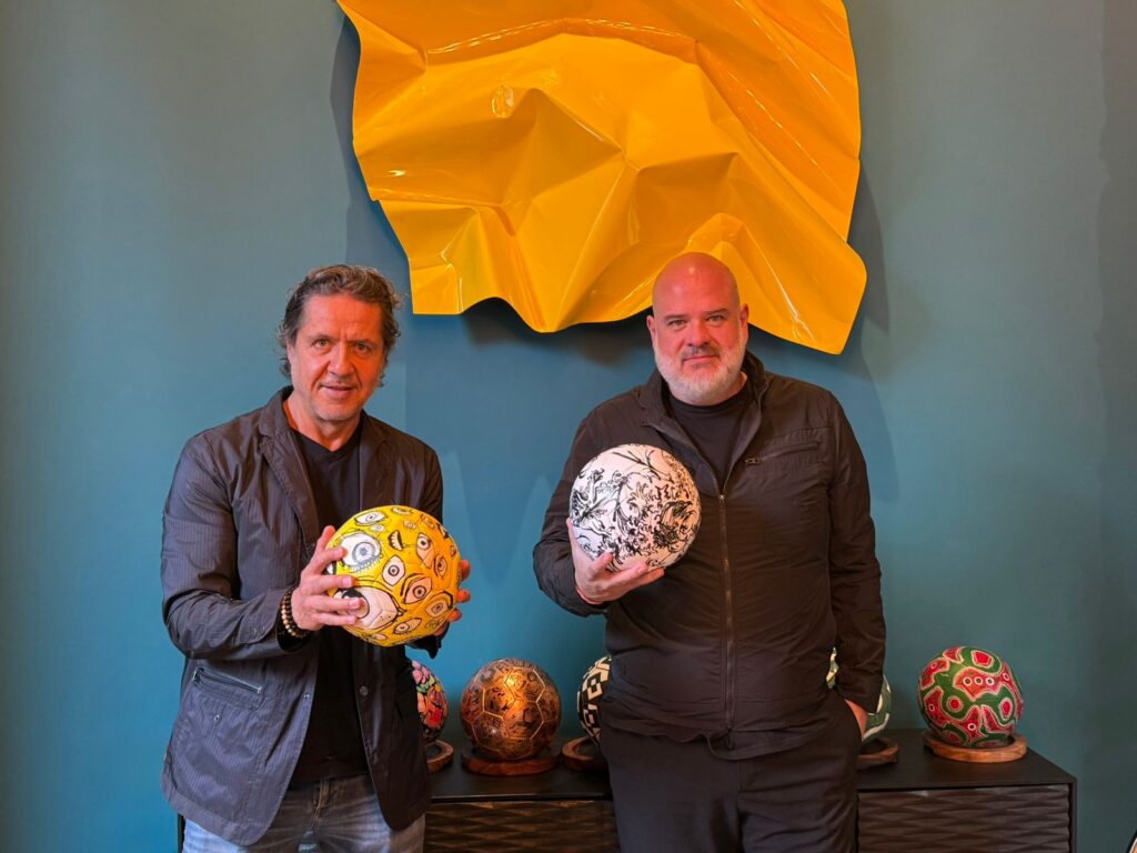 a-lot-of-balls-es-una-expo-con-100-balones-que-mezcla-futbol-y-arte