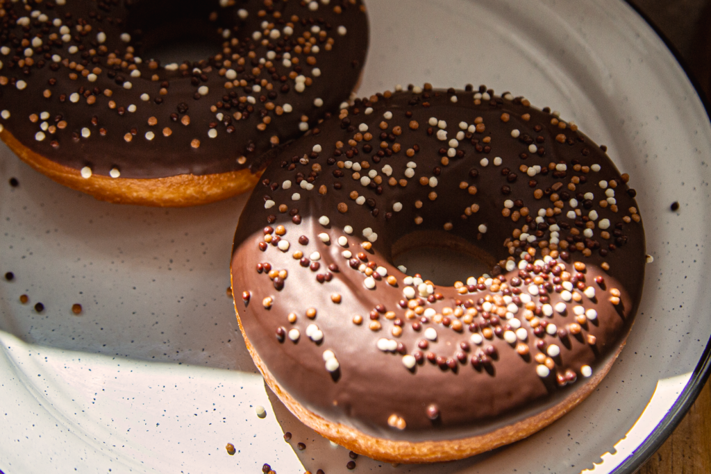 ¡El antojo a todo lo que da! Estas donas de chocolate, cubiertas de granillo, son parte de la oferta diaria para los chilangos que buscan el mejor pan de dulce.