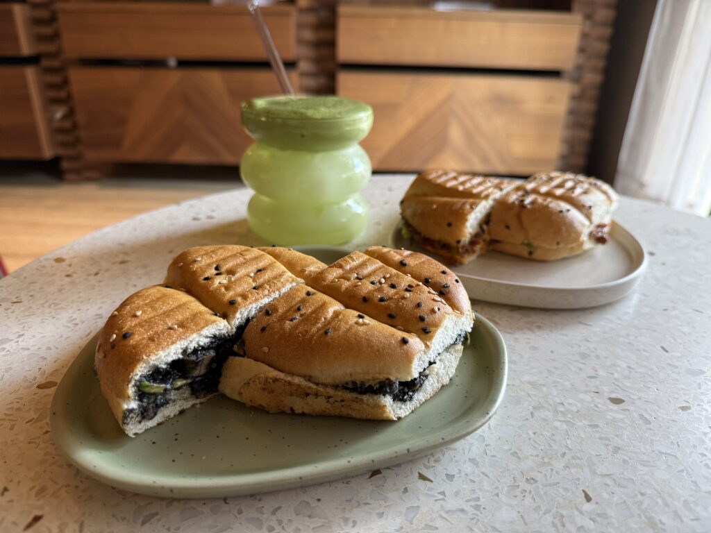 Tortas y matcha de Cascabel Tostado 