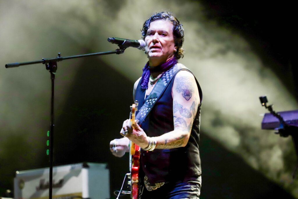 Saúl Hernández en concierto.