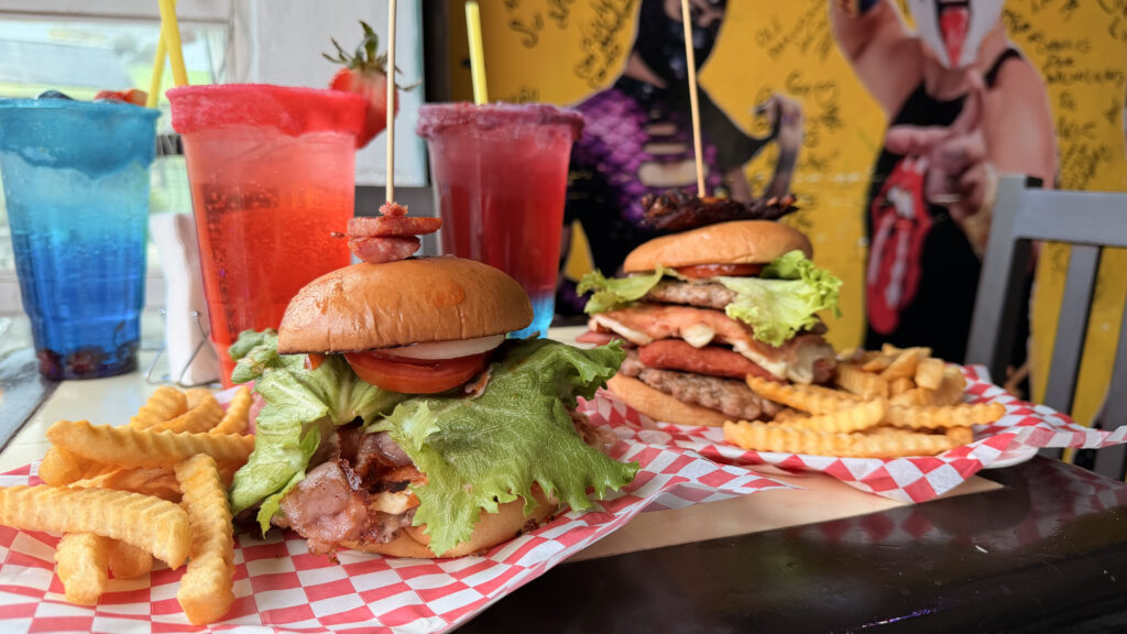 Dónde comer en la Romero Rubio: hamburguesas y micheladas de Micheluchas.