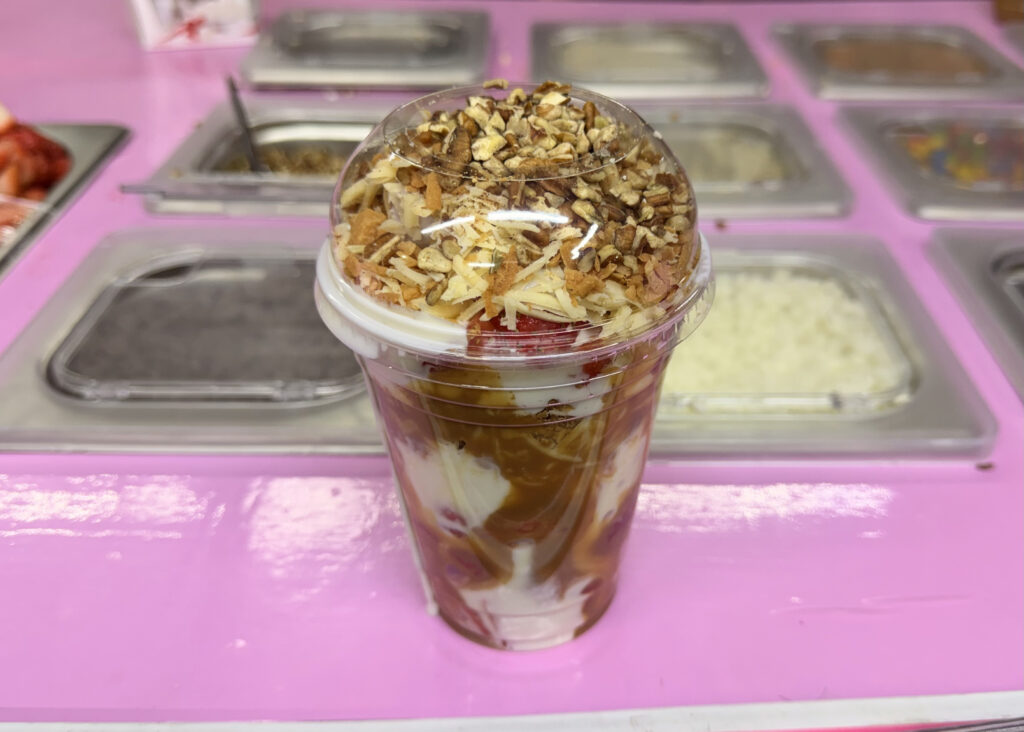 fresas con crema, nutella y queso de bola en la Romero Rubio