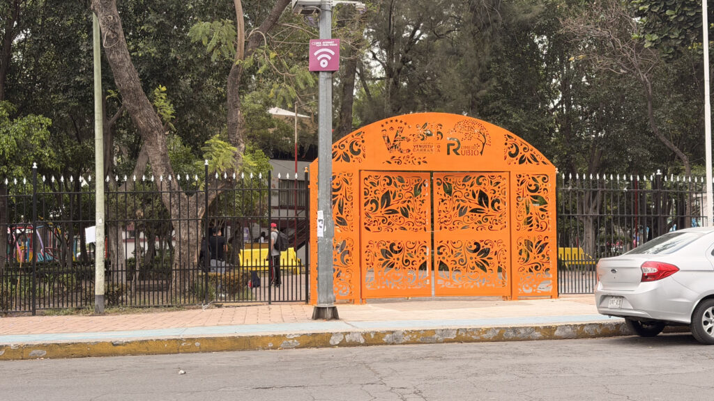 Entrada de la Plaza África.